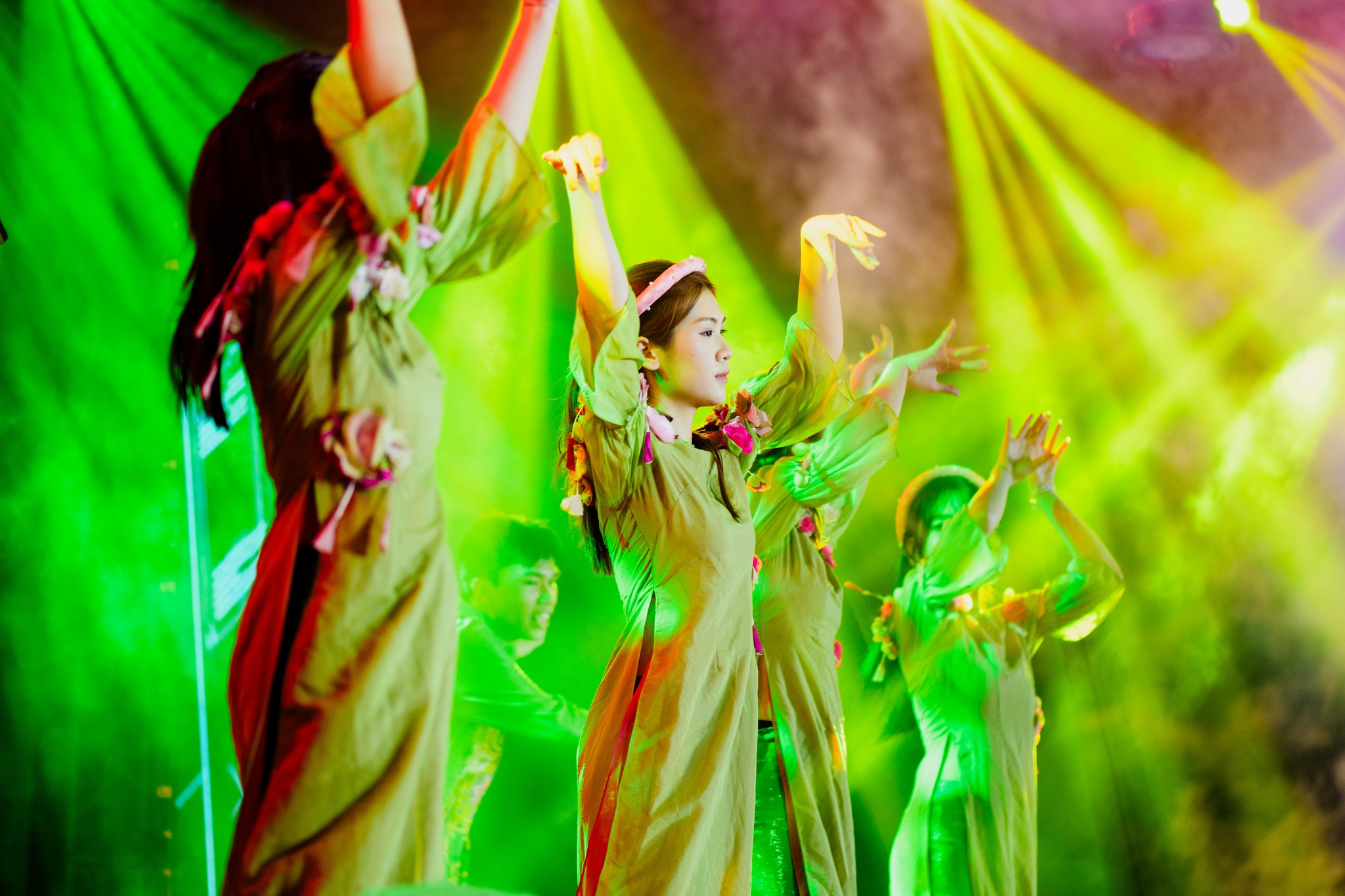 Nhân sự biểu diễn • Thiết bị